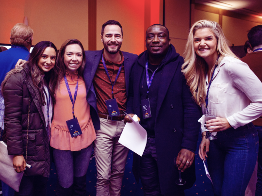 Il ciclo di DevSecOps (pianificazione, programmazione, sviluppo, test, rilascio, deployment, funzionamento e monitoraggio) rappresentato dal simbolo dell'infinito sovrapposto a uno scudo (sicurezza e conformità).